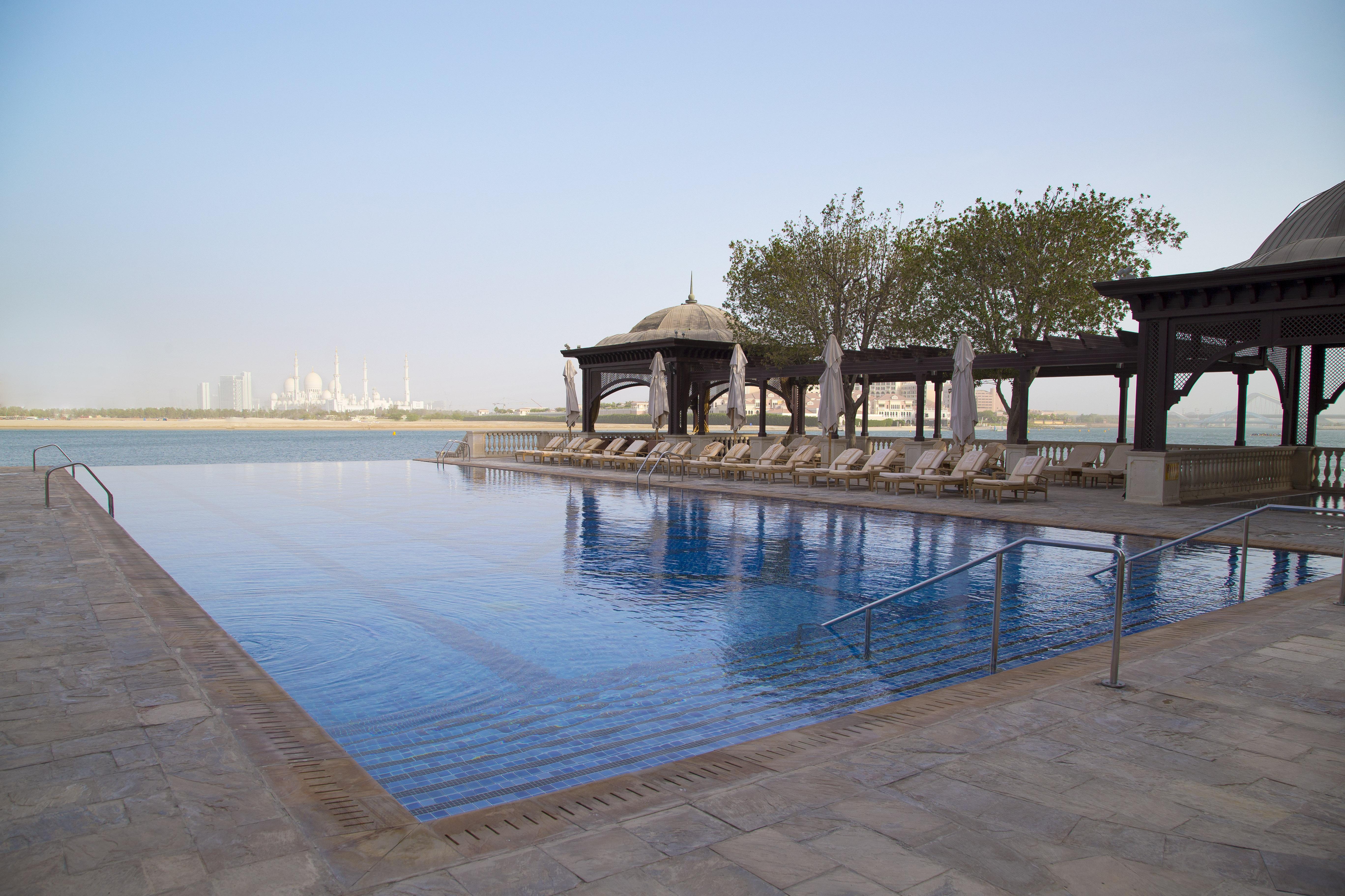 Shangri-La Qaryat Al Beri, Abu Dhabi Exterior photo The pool at Jumeirah Creekside