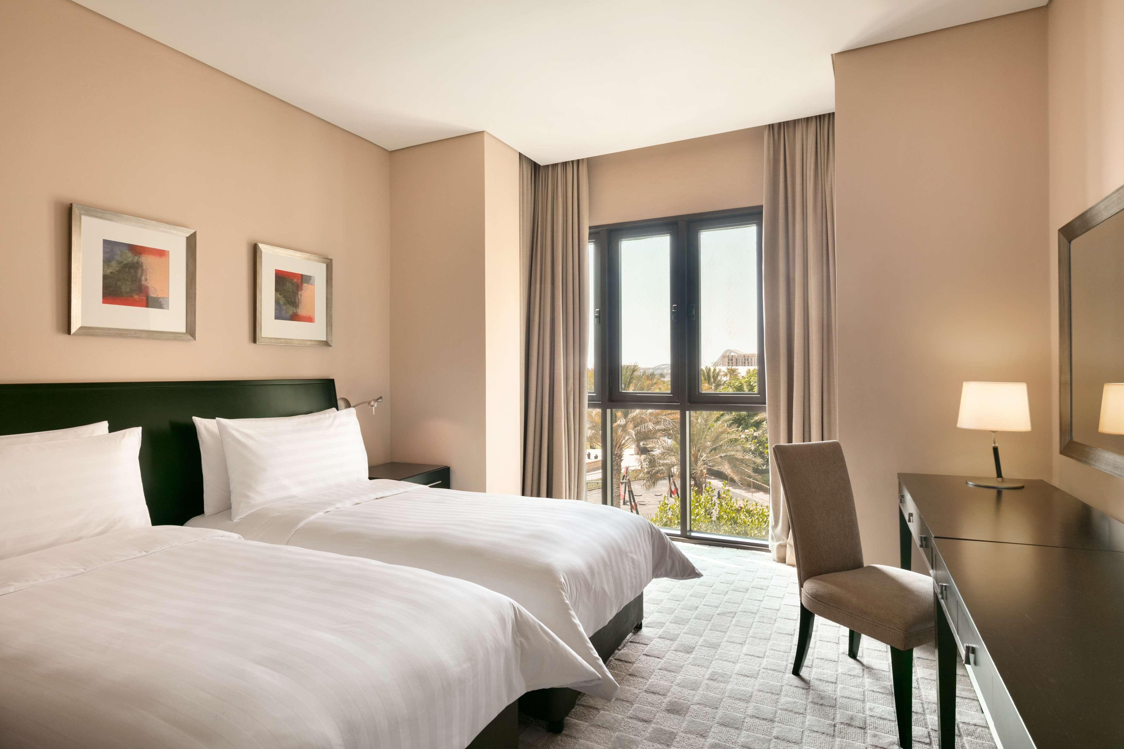 Shangri-La Qaryat Al Beri, Abu Dhabi Exterior photo A guest room at the Hilton Alexandria Golf Resort