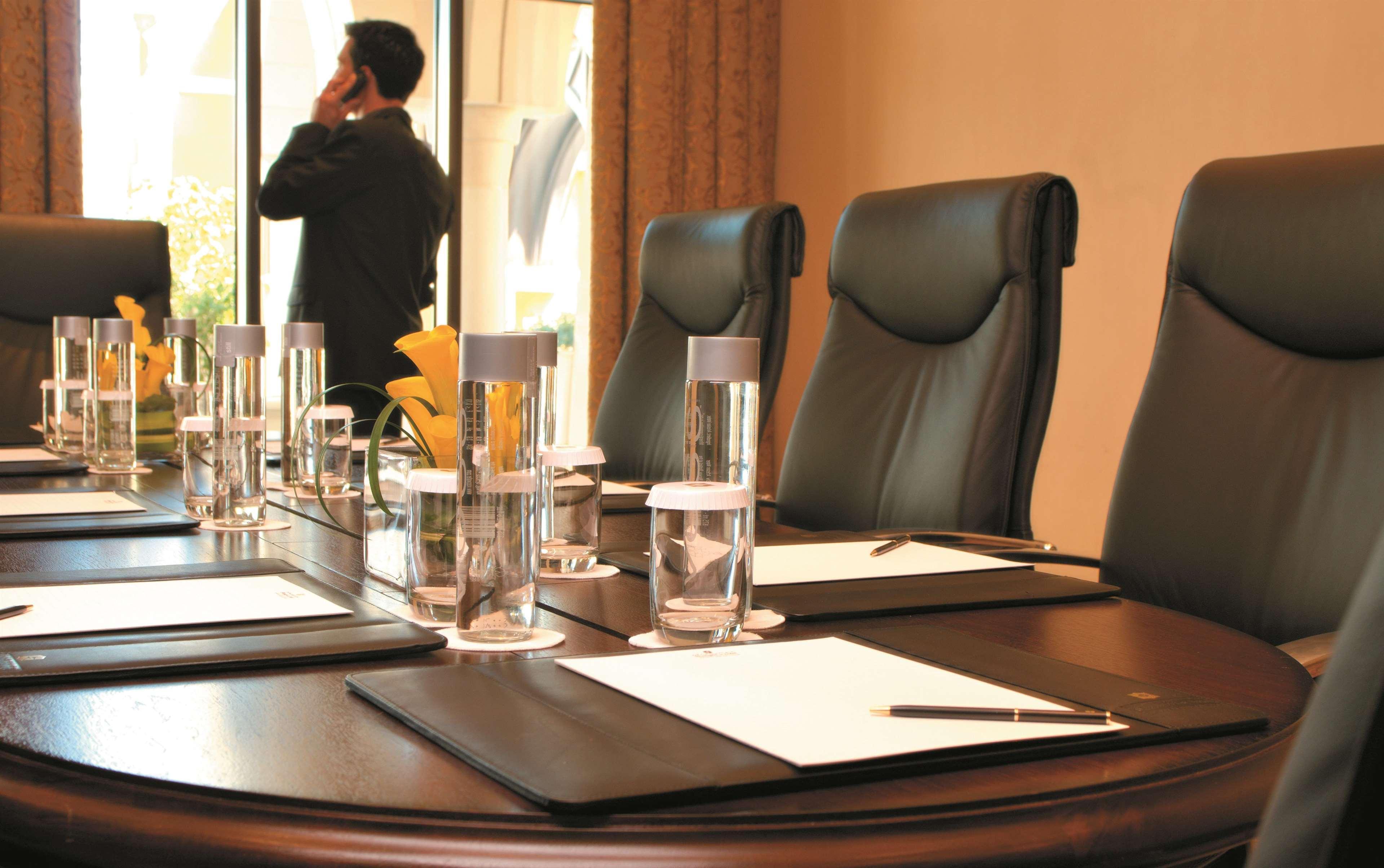 Shangri-La Qaryat Al Beri, Abu Dhabi Exterior photo A boardroom at a hotel