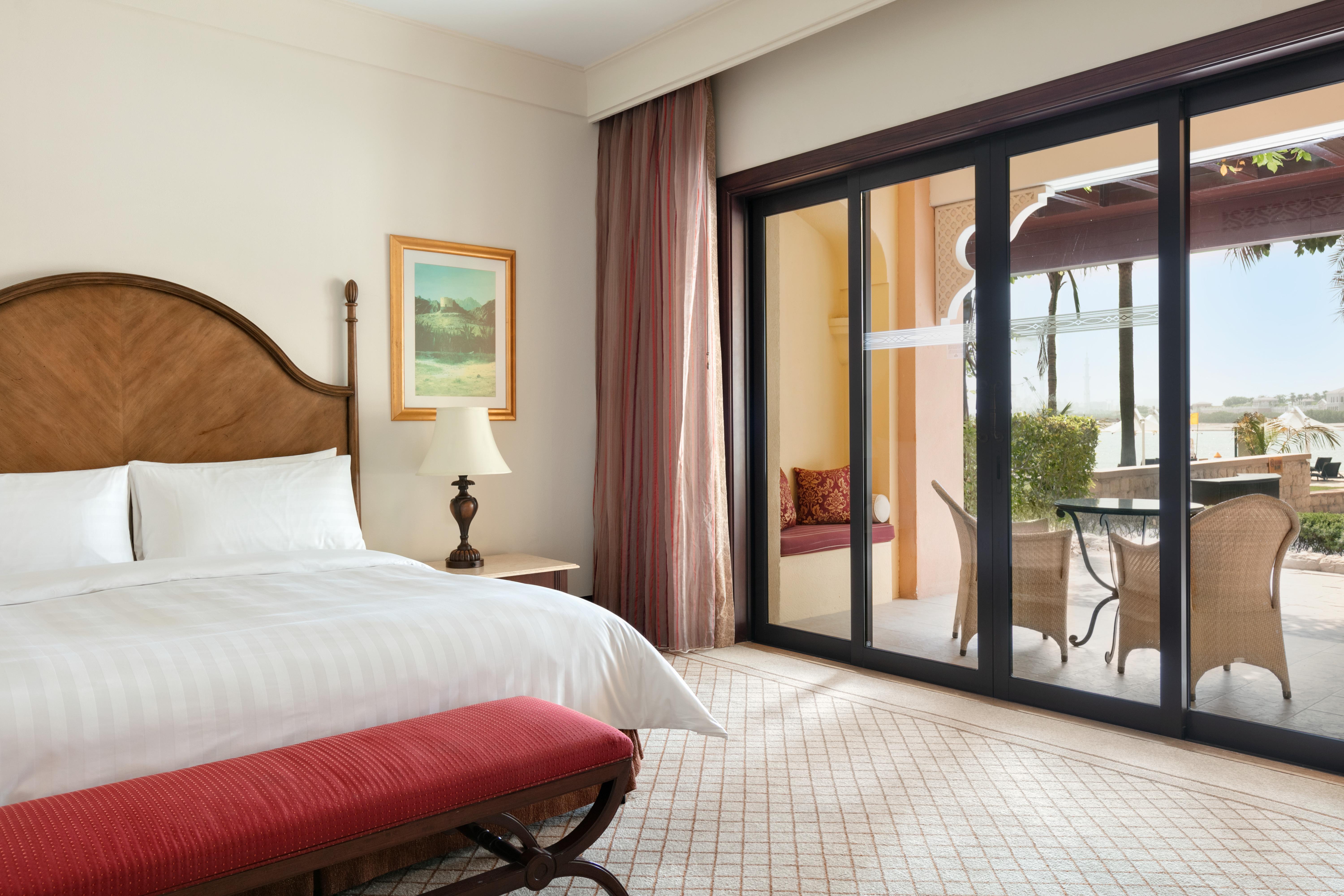 Shangri-La Qaryat Al Beri, Abu Dhabi Exterior photo A bedroom at the Waldorf Astoria Ras Al Khaimah