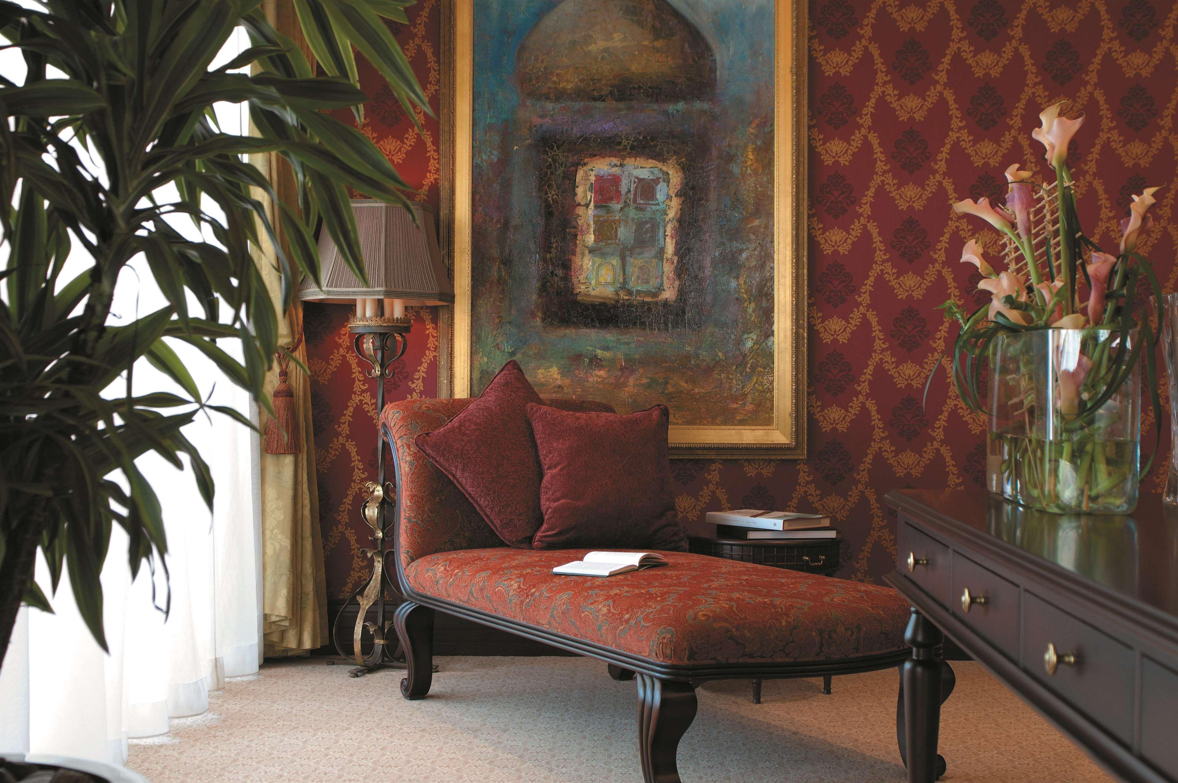 Shangri-La Qaryat Al Beri, Abu Dhabi Exterior photo A chaise longue