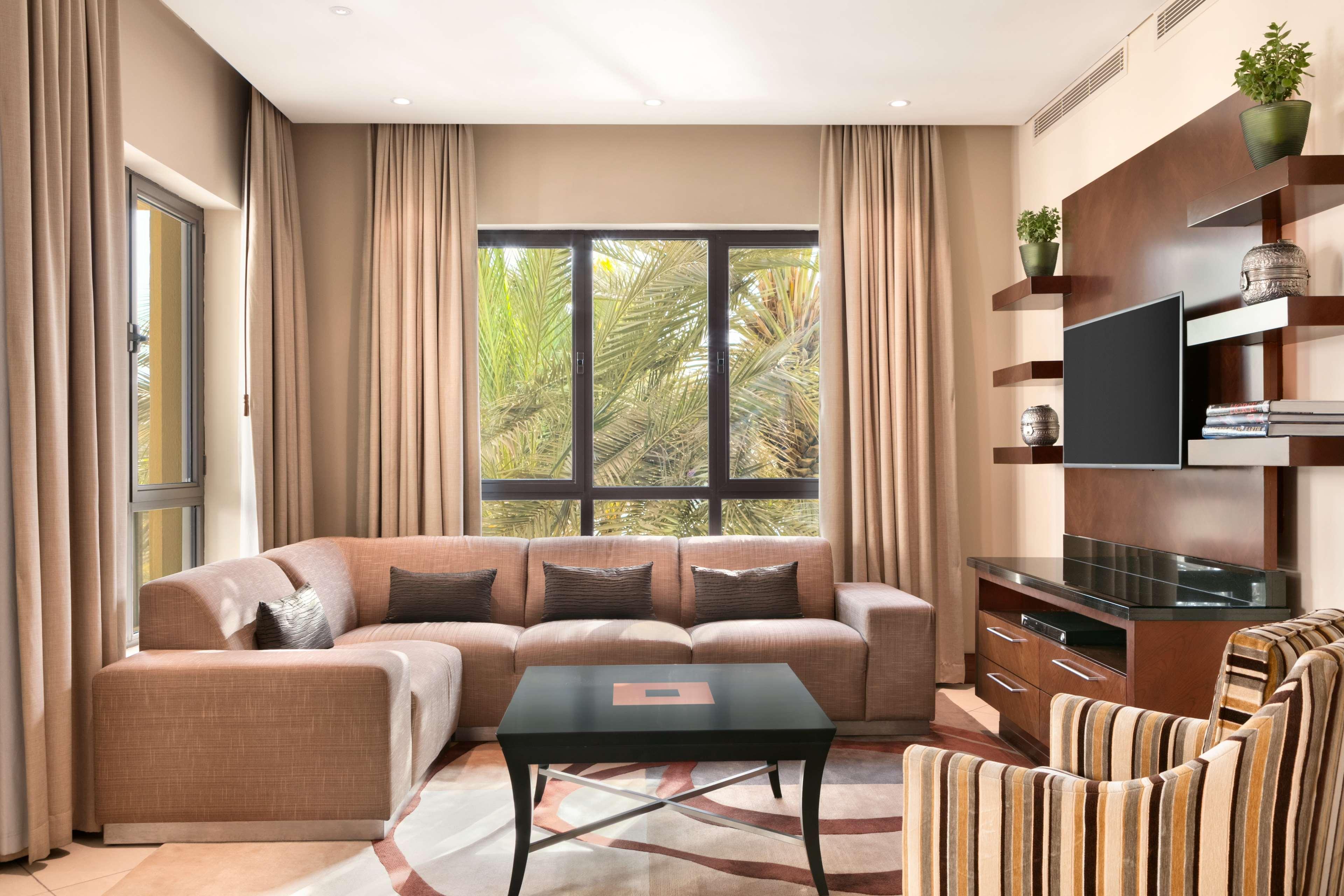 Shangri-La Qaryat Al Beri, Abu Dhabi Exterior photo A living room