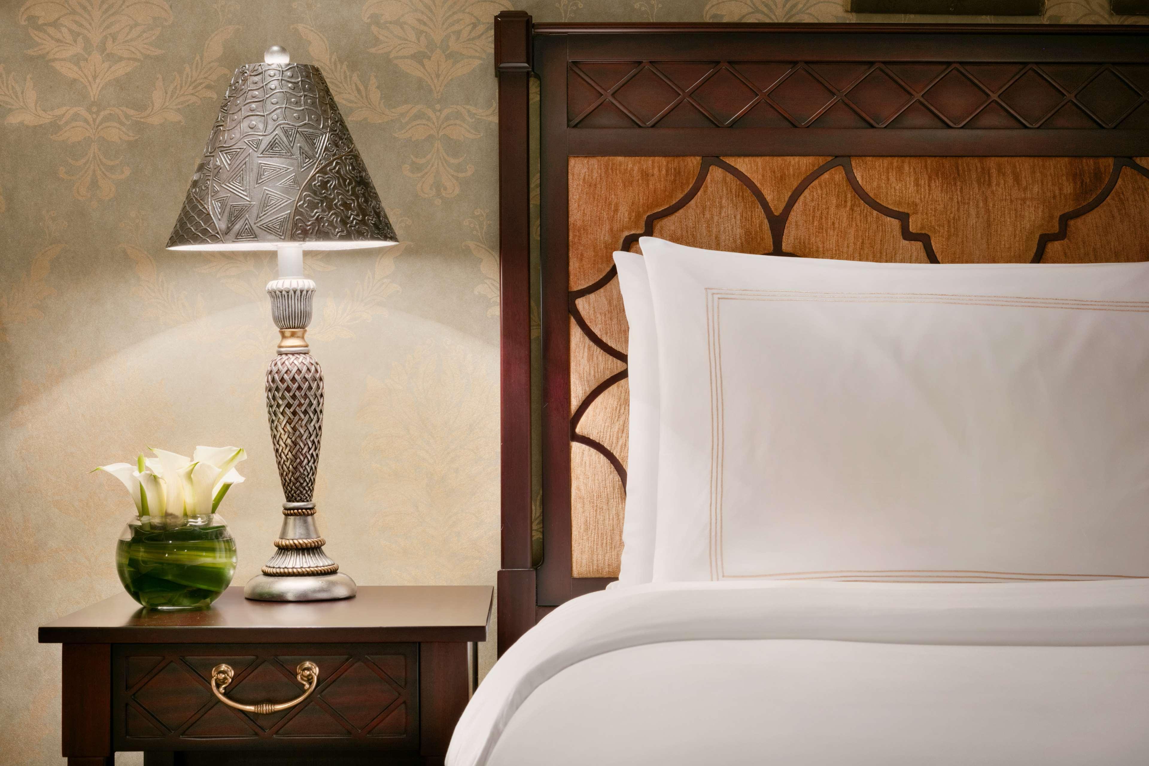 Shangri-La Qaryat Al Beri, Abu Dhabi Exterior photo A lamp on a bedside table